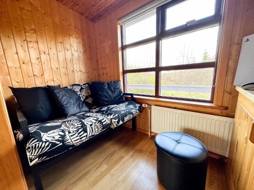 sala de estar con sofá y ventana en Red Riding Hood Cabin On the Golden Circle Next to Kerið, en Selfoss