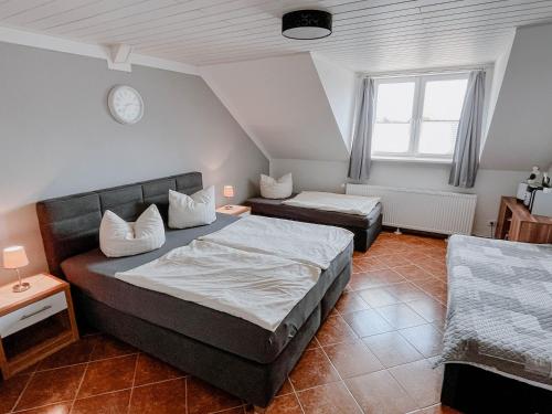 1 dormitorio con 2 camas y sofá en Ferienwohnung 2, en Dargen