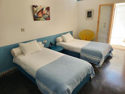 two beds sitting next to each other in a room at Hotel Villa Soleil in Sidi Kaouki