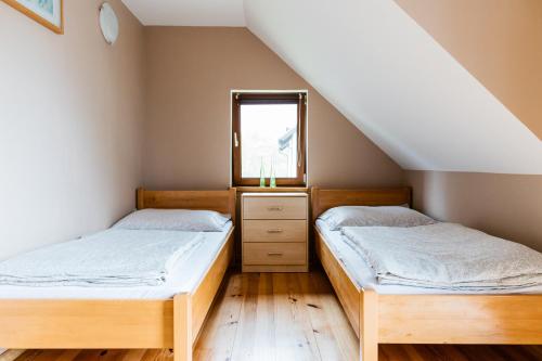 A bed or beds in a room at Wataha - domek całoroczny nad jeziorem