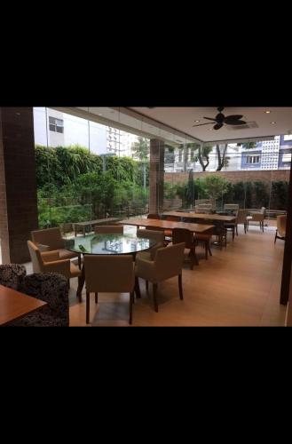 - un restaurant avec des tables et des chaises et un ventilateur de plafond dans l'établissement Estanconfor Santos 705 com estacionamento GRÁTIS, à Santos