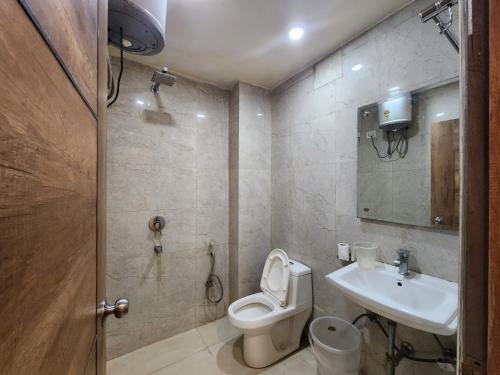 a bathroom with a toilet and a sink at Hotel IVY Residency in New Delhi