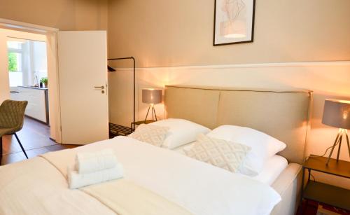 Posteľ alebo postele v izbe v ubytovaní MILPAU Wuppertal 1 - Modernes und zentrales Studio-Apartment mit Queensize-Bett - Netflix, Nespresso, Smart-TV und privater Terrasse