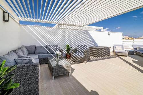 A seating area at LAB-Modern Penthouse San Pedro Center