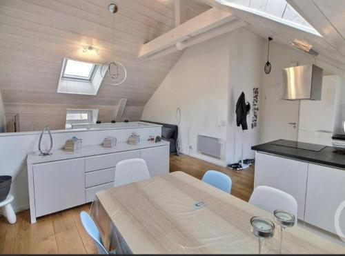 - une cuisine et une salle à manger avec une table et des chaises dans l'établissement Situé à 100 mètres de la plage duplex de 65 m2, à Évian-les-Bains