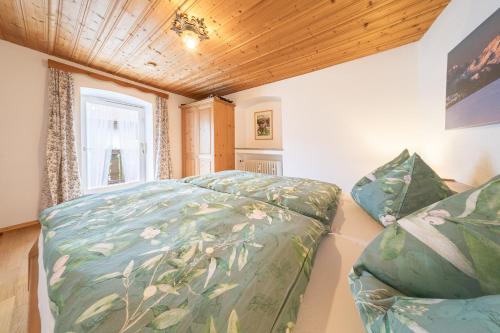 A bed or beds in a room at Ferienwohnungen Zum Bachl Signalkopf