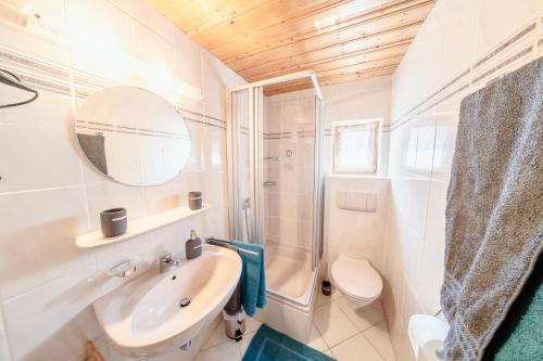 a white bathroom with a sink and a toilet at Ferienwohnungen Zum Bachl Signalkopf in Krün