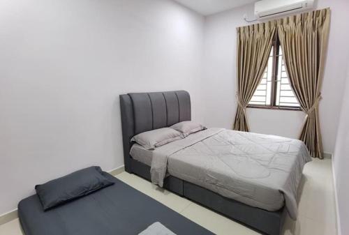 Un dormitorio con una cama grande y una ventana en Mount Austin Corner Karaoke 24 pax with pool table en Johor Bahru