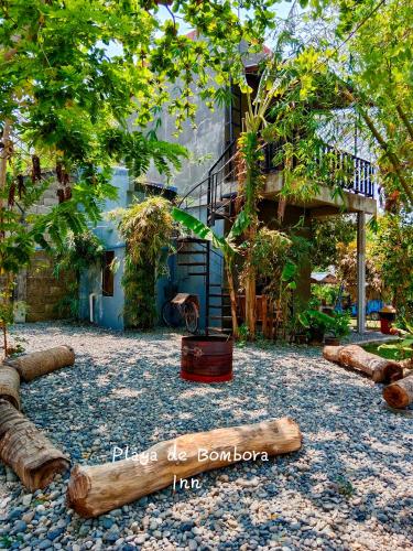 Taman di luar Playa de Bombora Inn