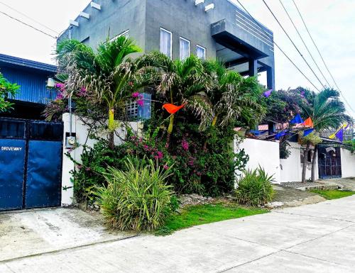Taman di luar Playa de Bombora Inn