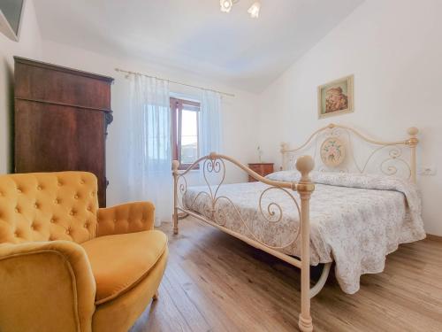 una camera con letto e sedia di Villa Daniele a Brtonigla (Verteneglio)