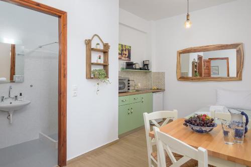 una cucina con tavolo e ciotola di frutta di Lemon Tree Apartments Samos a Votsalákia