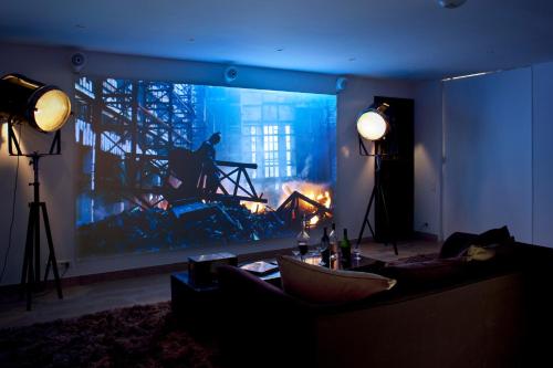 - un salon orné d'une grande peinture murale dans l'établissement Villa Cap Escalet, à Ramatuelle