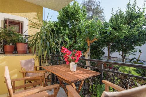 Lemon Tree Apartments Samosにあるバルコニーまたはテラス