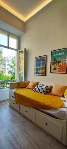 - une chambre dotée d'un grand lit avec des draps jaunes dans l'établissement Le Garden - Close to Palais, quiet and comfortable, à Cannes