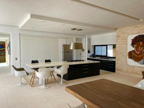 - une cuisine et une salle à manger avec une table et des chaises dans l'établissement Villa Nausikaa Essaouira, Villa d'architecte luxe avec piscine, à Essaouira