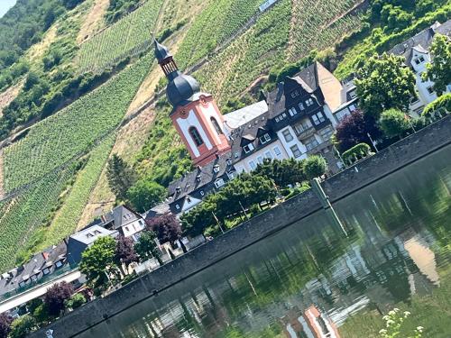 z góry widok na budynek z kościołem na wzgórzu w obiekcie Ferienhaus Ankerpunkt w mieście Zell an der Mosel