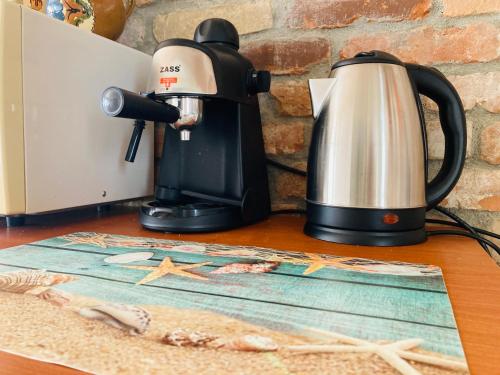 a coffee maker and a kettle on a table at RIMA Del Mar in Eforie Nord