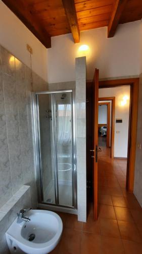 y baño con ducha y lavabo blanco. en Elisa Holidays, en Puegnago sul Garda