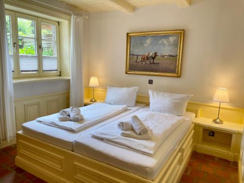 um quarto com 2 camas e toalhas em Kiebitz em Westerland