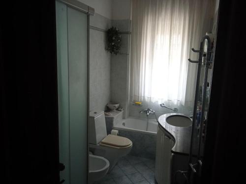 ein Badezimmer mit einem WC, einem Waschbecken und einer Badewanne in der Unterkunft White Room, Stanza Matrimoniale in zona centrale in Syrakus