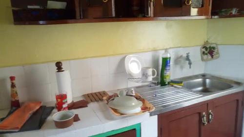 een keuken met een wastafel en een aanrecht bij Habitación a pasos de teleféricos in La Paz