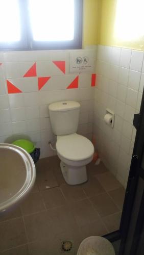 a bathroom with a toilet and a sink at Habitación a pasos de teleféricos in La Paz