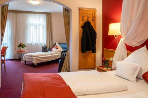 a hotel room with two beds and a mirror at Altkölnischer Hof in Bacharach
