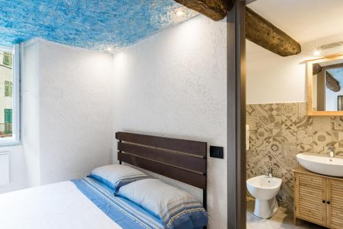 1 dormitorio con cama y lavamanos en CINQUE TERRE Hiking, Trekking & Relax, en Biassa