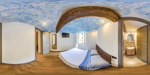 1 dormitorio con 1 cama con techo azul en CINQUE TERRE Hiking, Trekking & Relax, en Biassa