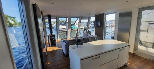 a large kitchen with a view of a marina at Hausboot Amantes in Brandenburg an der Havel