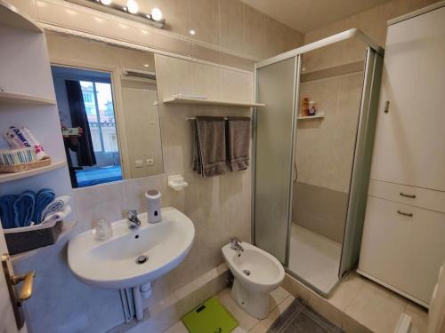 bagno con lavandino, doccia e servizi igienici di Central close to beaches and shops, up till 6 pers a Nizza