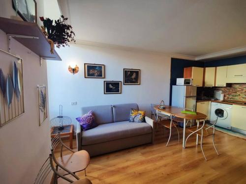 un salon avec un canapé et une table dans l'établissement Central close to beaches and shops, up till 6 pers, à Nice