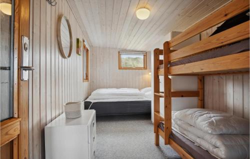BjerregårdにあるAmazing Home In Hvide Sande With Wifiのベッドルーム 2段ベッド付