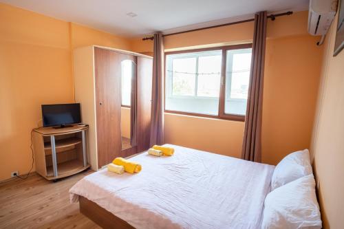 un dormitorio con una cama con dos animales de peluche en Apartment RUSE SUNRISE, en Ruse