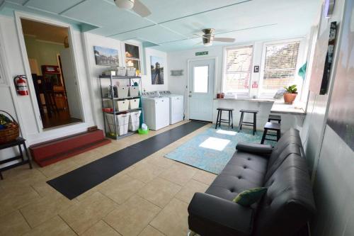 ein Wohnzimmer mit einem Sofa und einer Küche in der Unterkunft Home On The Hill - Near EVERYTHING Charleston in Charleston