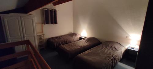 une pièce avec un canapé et deux lampes au mur dans l'établissement maison de vacances climatisée 5 pers avec piscine commune et vélos, à Gruissan