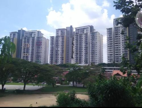 un grupo de edificios altos en una ciudad en SetiaWalk Pusat Bandar puchong, en Puchong