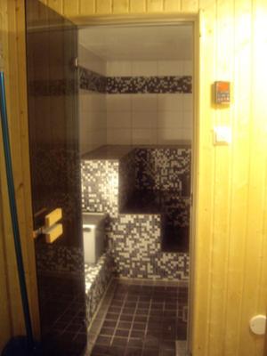 a view of a bathroom with a tiled floor at Rovanperän kelomökit in Syöte