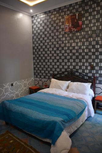 Una cama o camas en una habitación de Hôtel La Vallée Des Oiseaux
