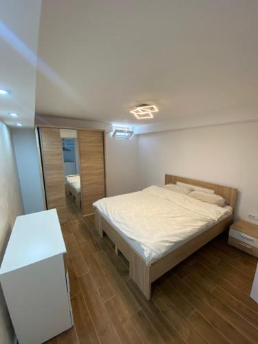 Una cama o camas en una habitación de Baron Apartment