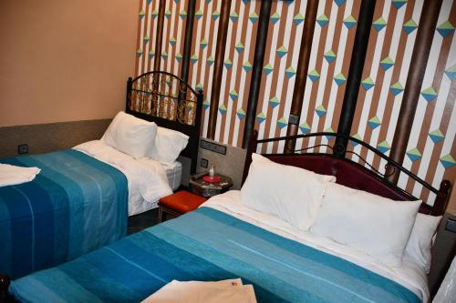 Una cama o camas en una habitación de Hôtel La Vallée Des Oiseaux