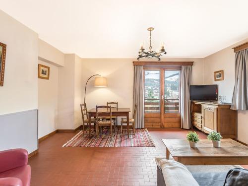 un salon avec une table et une salle à manger dans l'établissement Studio cosy 30m², proche pistes ski et centre, balcon, parking, wifi, animaux acceptés - FR-1-453-187, à Megève