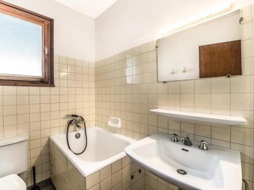 une salle de bain blanche avec un lavabo et une baignoire dans l'établissement Studio cosy 30m², proche pistes ski et centre, balcon, parking, wifi, animaux acceptés - FR-1-453-187, à Megève