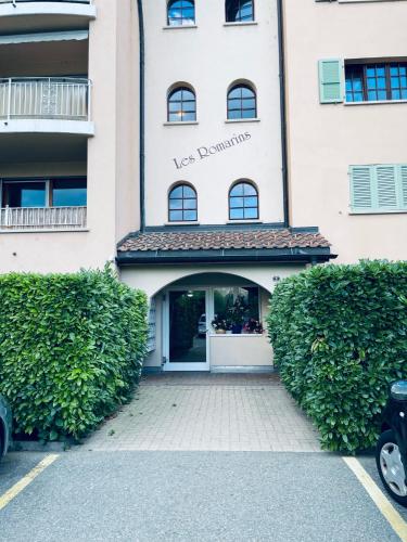 a building with the front door of a building at Studio de vacances aux Bains de Saillon in Saillon