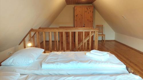 1 dormitorio con 1 cama con 2 toallas en Blaues Haus by Rujana, en Zirkow