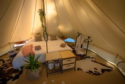 Postel nebo postele na pokoji v ubytování Rock Oak Glamping 3