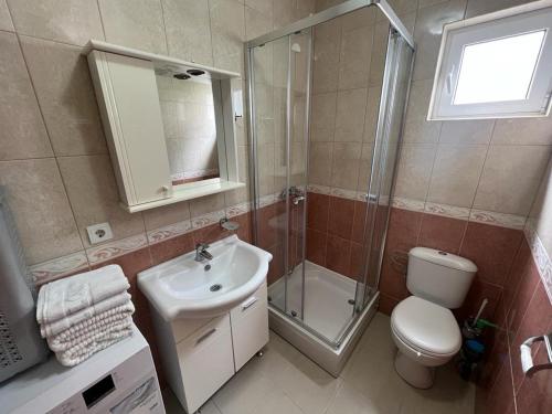 Ένα μπάνιο στο Budva Apartments