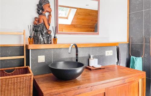een badkamer met een zwarte wastafel op een houten aanrecht bij Nice Home In Meijel With Wifi And 2 Bedrooms in Meijel