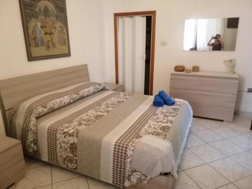 sypialnia z łóżkiem i komodą w obiekcie Appartamenti San Vito w mieście San Vito